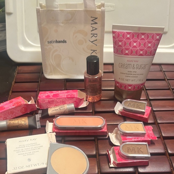 Mary Kay Makeup eyesicles  eye color,cheek color ,eye color. - Picture 1 of 4
